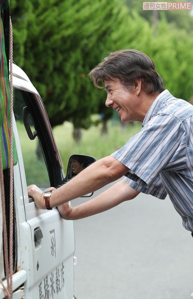 別の日には、早朝から神奈川県逗子市にて撮影がスタート。愛娘を見送るシーンでは“パパ”らしい笑顔をのぞかせた　撮影／齋藤周造