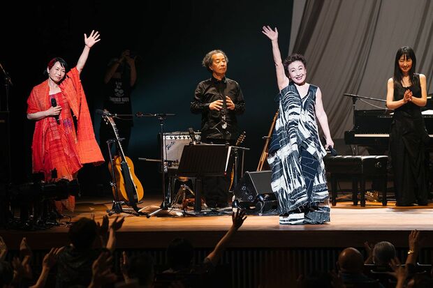ラストを飾った曲は『蒼空』。割れんばかりの大きな大きな拍手に包まれ、加藤はこのうえなく幸せそうだった　撮影／山本倫子