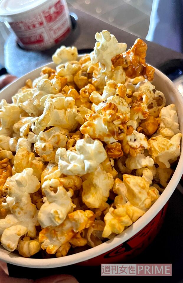 映画館のポップコーンは格別の味!　加トちゃんもモリモリ食べます　撮影／加藤綾菜