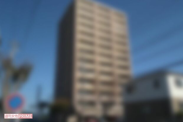 大田原容疑者が自殺を図ろうとした13階建てのマンション。雨どいをよじ登って屋上まで…