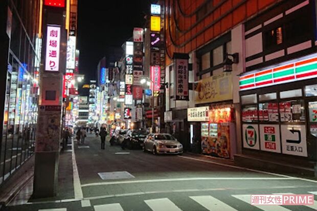 小池知事の会見後4月2日の歌舞伎町。通りを歩く人の姿はまったくなかった