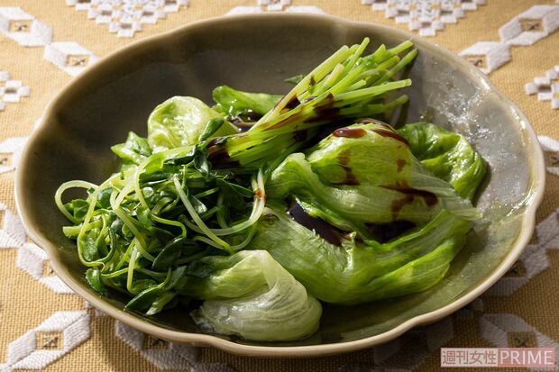 レタスと豆苗の温サラダ／80kcal（撮影／廣瀬靖士）レシピの詳細は『週刊女性』1月31日号に掲載