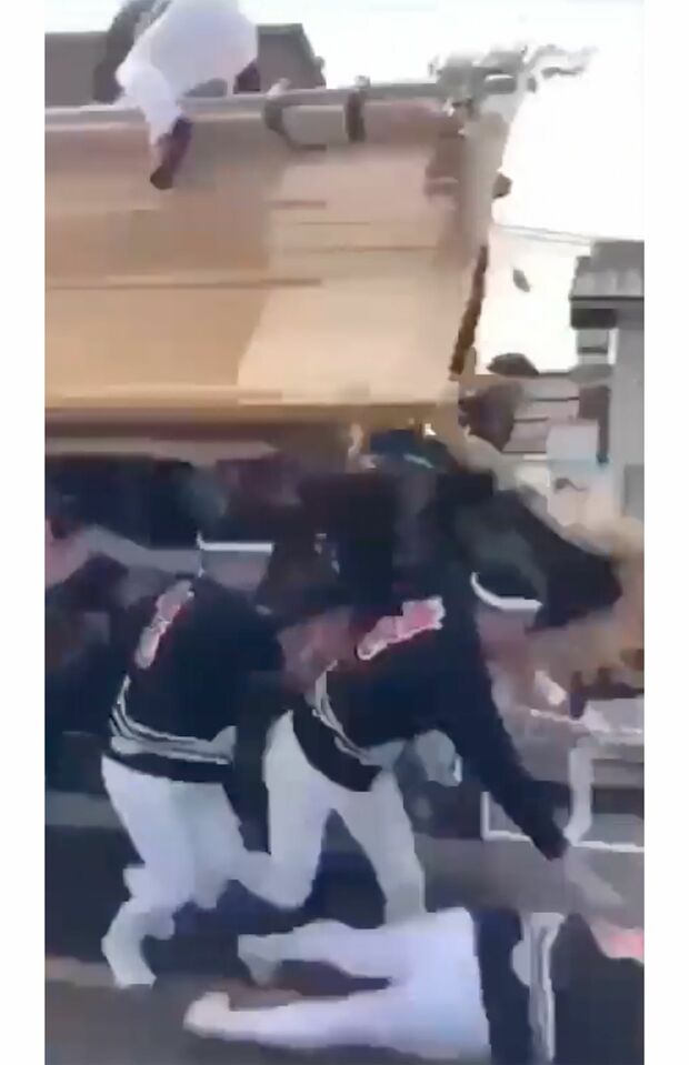 だんじりの右側面に乗った参加者が振り落とされる　4/9（SNSより）