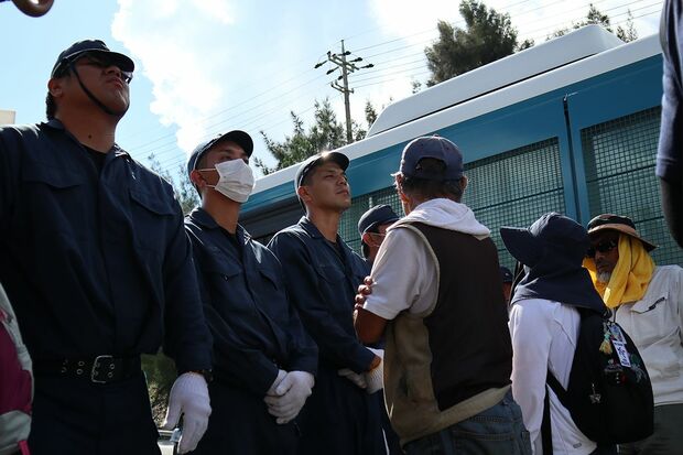 辺野古への新たな基地建設に抗議する市民の前に、機動隊が立ちはだかる