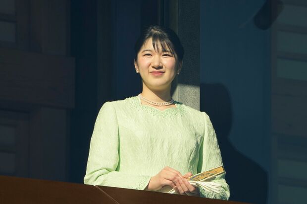 5年ぶりに人数制限なしで実施され、6万690人が訪れた。参賀者のお祝いに応えるように、にこやかな表情で宮殿のベランダに立たれる愛子さま