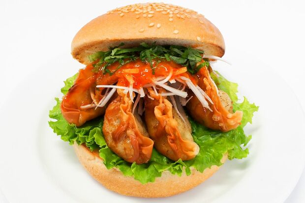 『FRESHNESSBURGER』の宇都宮店、ベルモール店、インターパークショッピングビレッジ店、那須ガーデンアウトレット店の4店舗限定メニュー・宇都宮野菜餃子バーガー 撮影/齋藤周造