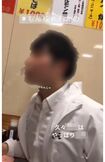水をマーライオンのように吐き出す男性2/4