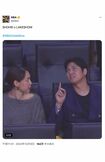 NBAの観戦中、スクリーンに映ったことに気づき照れ笑いする大谷夫妻（NBA公式Xより）