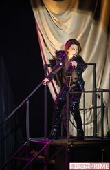 『NHK紅白歌合戦』で着用した衣装で『限界突破×サバイバー』など、変幻自在の全23曲を熱く歌い上げた　撮影／廣瀬靖士