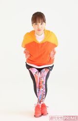 ひざとヒップラインが平行になるまでしゃがむ。ひじはもっと後ろまで引く。腕が下がらないように。ももを閉じて、お腹は引っ込めたまま（ドローイン）。