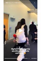 真美子さんのバッグにぶら下がっていたぬいぐるみは…（TikTokで話題になった動画より）