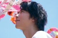 佐藤健 20代ラストの姿を切り取った2019年カレンダーは全部、青い。