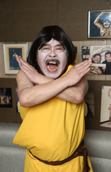 『オレたちひょうきん族』の懺悔室コーナーでは、当時の日枝久局長（後の相談役）に頭から水をかけたことも