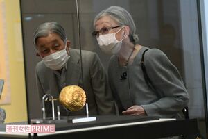 6月9日、『琉球』にて上皇ご夫妻は展示品をご鑑賞。仲睦まじく手をつないで歩かれた