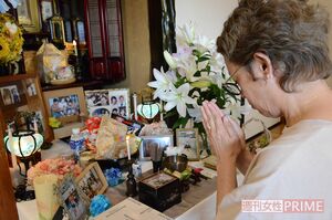 利代さんの姉の天海としさん。仏壇の前で手を合わせ遺影に向かって語りかける。天海さんは毎年情報提供を求めてちらし配りをしている