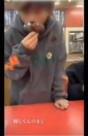 『山岡家』でウォーターピッチャーの蓋を舐めて逮捕された男性の動画（SNSより）