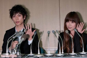 結婚会見に臨む水嶋ヒロと絢香（2009年4月3日）