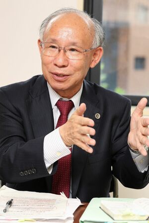 取材に答える宇都宮氏。本誌が質問項目を列記した取材申請書は、鉛筆書きのメモでびっしり埋まっていた