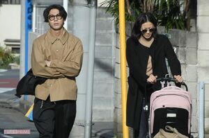 '19年3月 近所を散歩する賀来賢人・榮倉奈々夫妻