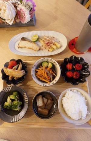 素敵な小皿に少しずつ、彩りよく盛ると、決められた量でも満足度が増します。(写真提供/加藤綾菜)