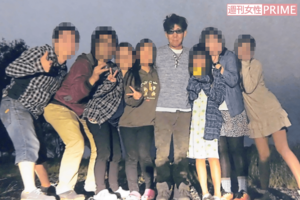 嘉久さんの両隣には長女と次女がぴったりと寄り添っている