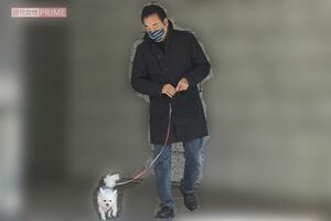 2月上旬の昼下がり、愛犬と散歩する高橋英樹。「体調万全で仕事に参加できるように」と、日々運動は欠かさない
