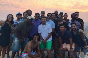 シーズン終了後、球団オーナーの自宅で行われたパーティでチームメイトらと。前列右から二番目が宮寺さん