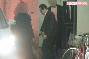 東京・六本木の有名うどん店から帰宅するタモリ（'14年4月）