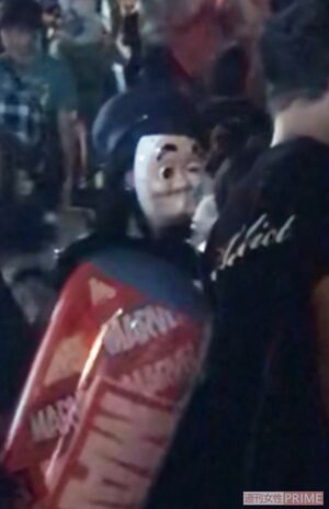 お面をかぶって変装する木南晴夏