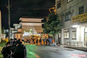 《京都小6男児行方不明事件》安達結希さんの義父が関与をほのめかす供述、南丹署に集まる多くの報道陣(4月15日午後10時)