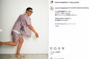 ポップアップで販売する服を紹介する伊勢谷友介（本人のInstagramより）