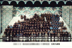 舞台上にスタッフが集まって撮影した記念写真（A子さん提供）