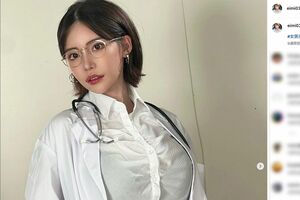女医役を演じる深田えいみ（公式インスタグラムより）