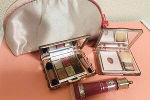 デパートコスメを愛用。値段は高いけど、量がたっぷり入っていることも多いし発色がよく、少量ですむことも多いので、1回あたりの単価で考えると実はドラッグストアで購入するプチプラと値段が変わらない商品も多い