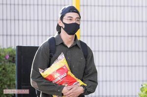 今年5月に群馬県内で行われた朗読劇のにひとりで会場入りした東出昌大