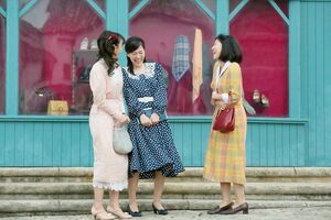 左から、福子の女学生時代からの親友を演じる、鹿野敏子役の松井玲奈、池上ハナ役の呉城久美とニッコリ (c)NHK