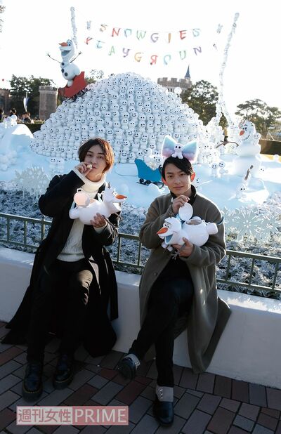 「雪景色って冬っぽくていいね」(橋本くん)「カッコつけてるけど頭にリボン乗ってるよ」(高崎くん)撮影/伊藤和幸 (c)DISNEY/PIXAR