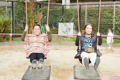 近くの公園でブランコをこぐ。元気いっぱい!　撮影：山田智絵