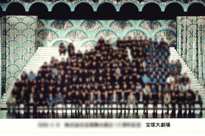 舞台上にスタッフが集まって撮影した記念写真（A子さん提供）