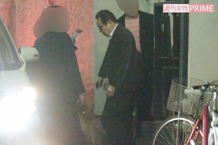 東京・六本木の有名うどん店から帰宅するタモリ（'14年4月）