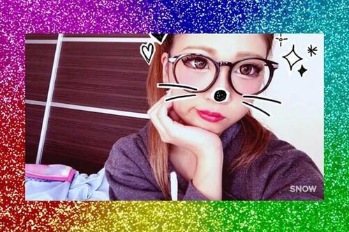 SNSのやり取りからは、19歳のときに子どもを出産したとも