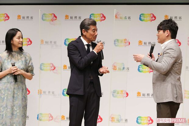 マイナポイントの新cm発表会。「マイナポイントで買いたいものは、いちごアイス」と話す舘ひろしと和気あいあい　撮影／週刊女性写真班