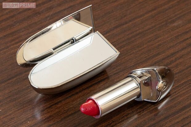 母愛用のゲランのミラー付きリップをいつも持ち歩いているという鈴木さん