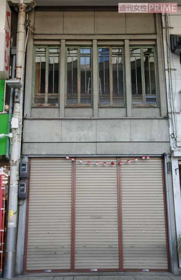 シャッターを閉め、休業中の餃子専門店（2020年）