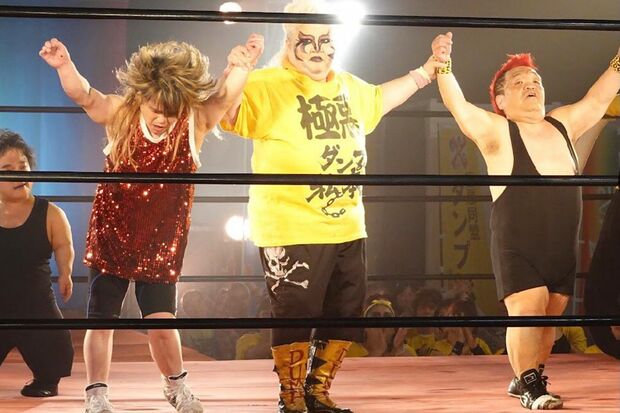 試合後のダンプ松本とプリティ太田とミスター・ブッダマン