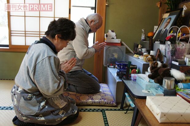 自宅の仏壇に手を合わせる村上さん夫妻（撮影／渡辺高嗣）
