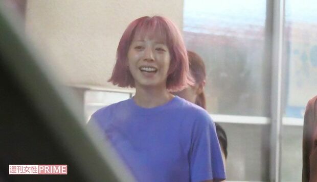 8月の中旬、『じゃあ、あんたが作ってみろよ』の撮影中にスタッフと談笑しリラックスモードの夏帆