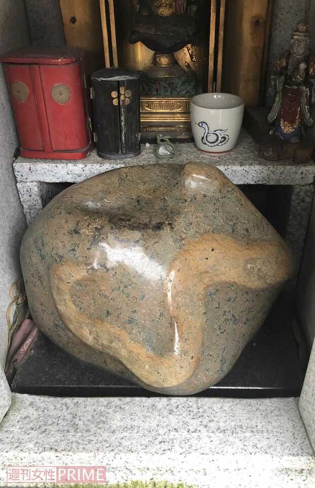 ヘビの形が白く浮き上がった不思議な石。金運のほか、さまざまな運気上昇にご利益がある。宝くじ券をこすりつけたり、宝くじ券を買う前に触って運気アップを狙ったりする人も多い