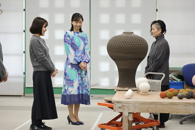 2025年10月、滋賀県を訪問された佳子さま。草津市の近江瑠璃細工の技法を用いたイヤリングが映えるスタイリングで