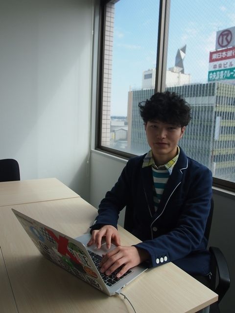  水戸のオフィスで作業するハナワくん